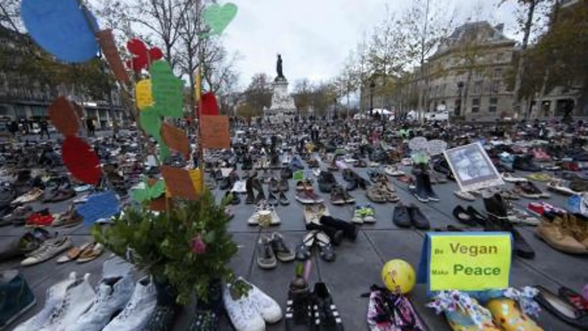 Zapatos colocados en la Plaza de la República de París