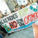 Un grupo de defensores del p2p en plena manifestación