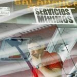 Los trabajadores de la empresa de autobuses colgaron ayer de las lunas de sus vehículos carteles en los que anunciaban que sólo estaban trabajando los servicios mínimos