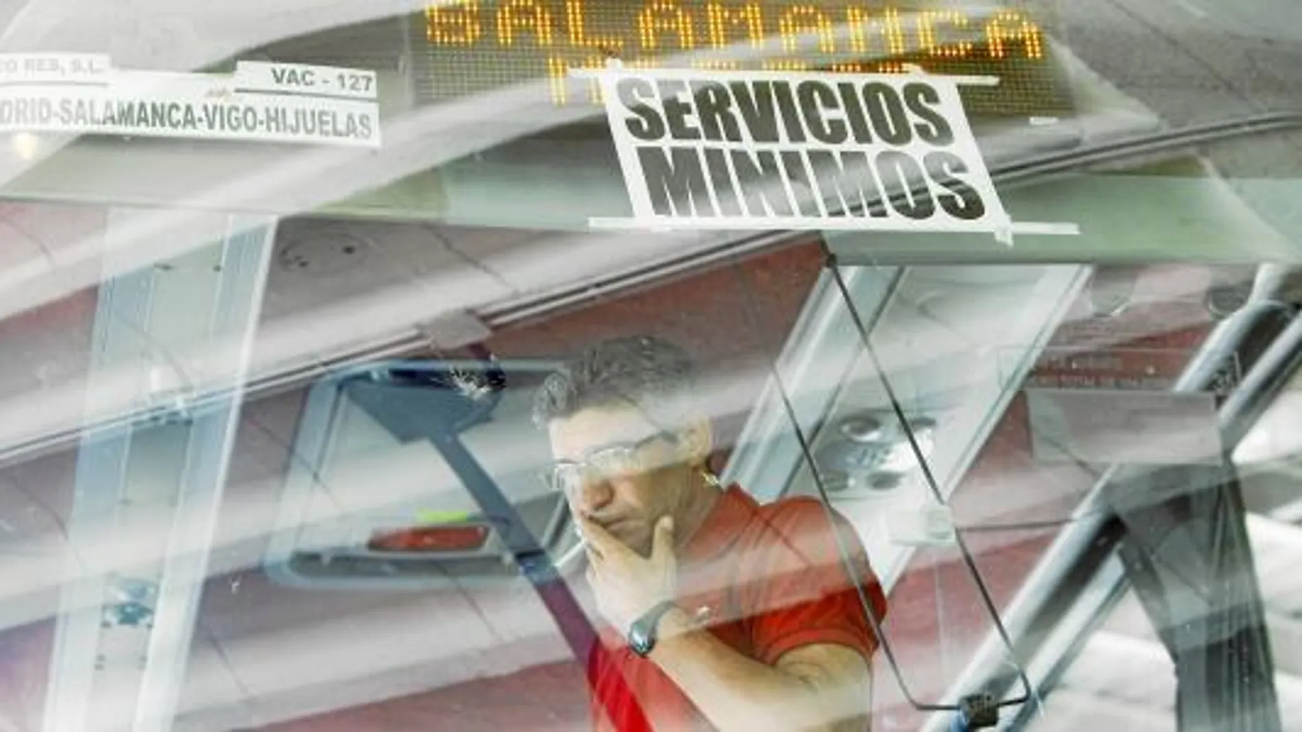 Los trabajadores de la empresa de autobuses colgaron ayer de las lunas de sus vehículos carteles en los que anunciaban que sólo estaban trabajando los servicios mínimos