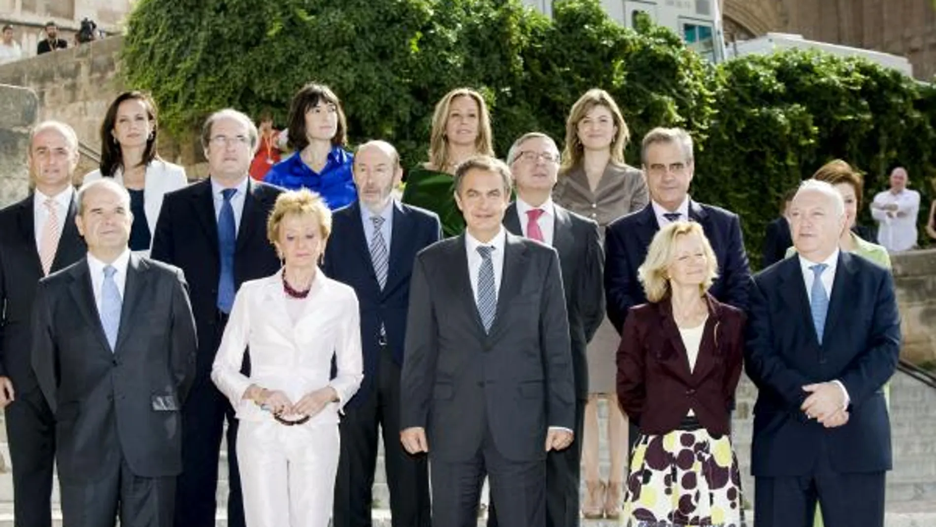 El presidente del Gobierno posa junto a los miembros de su gabinete antes de comenzar el Consejo de ministros celebrado en Palma de Mallorca