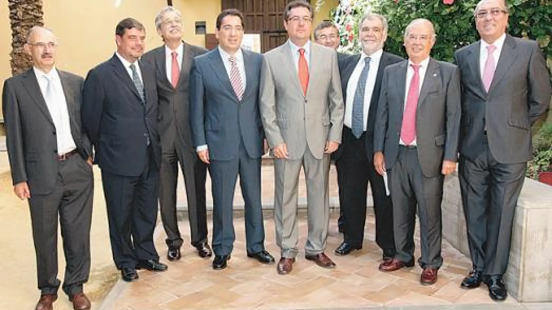 Juan Espadas (c), junto a los representantes de las entidades financieras, ayer, en Sevilla
