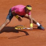 Nueva imagen. Nadal apareció en la Philippe Chatrier con jersey rosa y pantalón negro