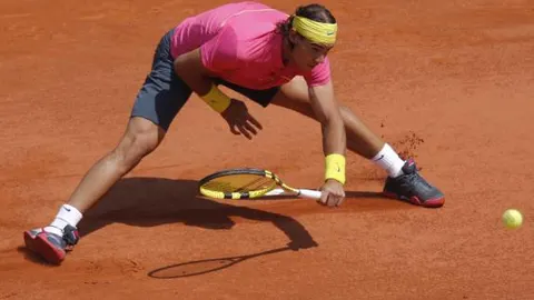 Nueva imagen. Nadal apareció en la Philippe Chatrier con jersey rosa y pantalón negro