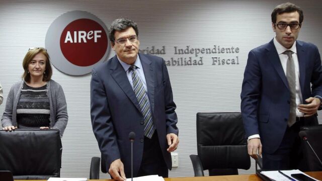 El presidente de la Autoridad Independiente de Responsabilidad Fiscal (AIReF), José Luis Escrivá, la directora de la División de Análisis Presupuestario Cristina Herrero, y el economista Carlos Cuerpo, durante la presentación del informe