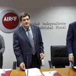 El presidente de la Autoridad Independiente de Responsabilidad Fiscal (AIReF), José Luis Escrivá, la directora de la División de Análisis Presupuestario Cristina Herrero, y el economista Carlos Cuerpo, durante la presentación del informe