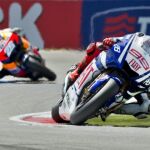 Lorenzo saldrá en primera posición tras batir el récord del circuito