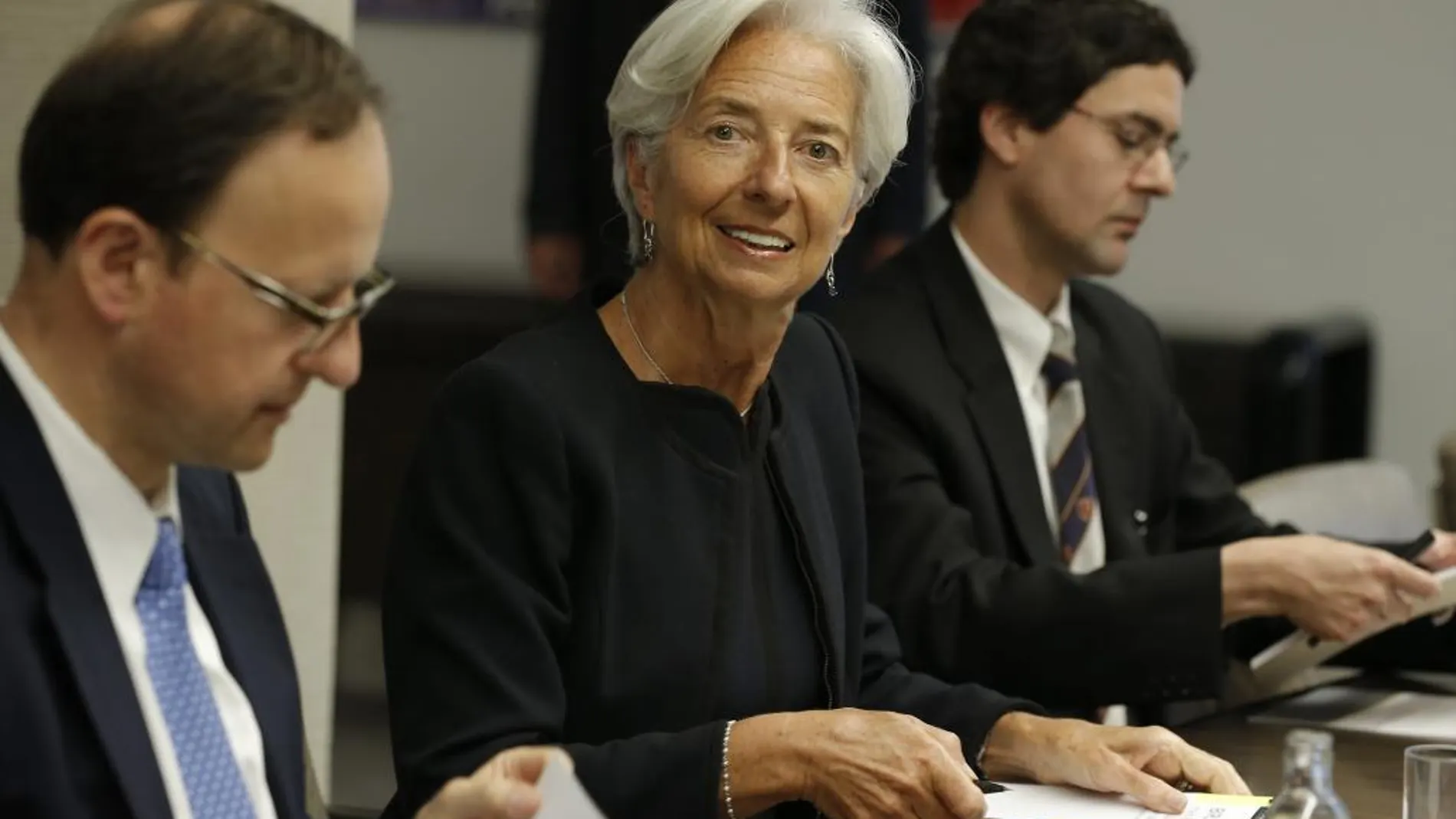La directora gerente del Fondo Monetario Internacional (FMI), Christine Lagarde (c), hoy en Luxemburgo.