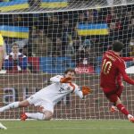 El centrocampista español Césc Fábregas (R) marca el penalti ante el portero ucraniano Andriy Pyatov (c) durante el partido