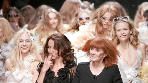 La diseñadora y su hija Nathalie, directora creativa de Rykiel, al final de un desfile