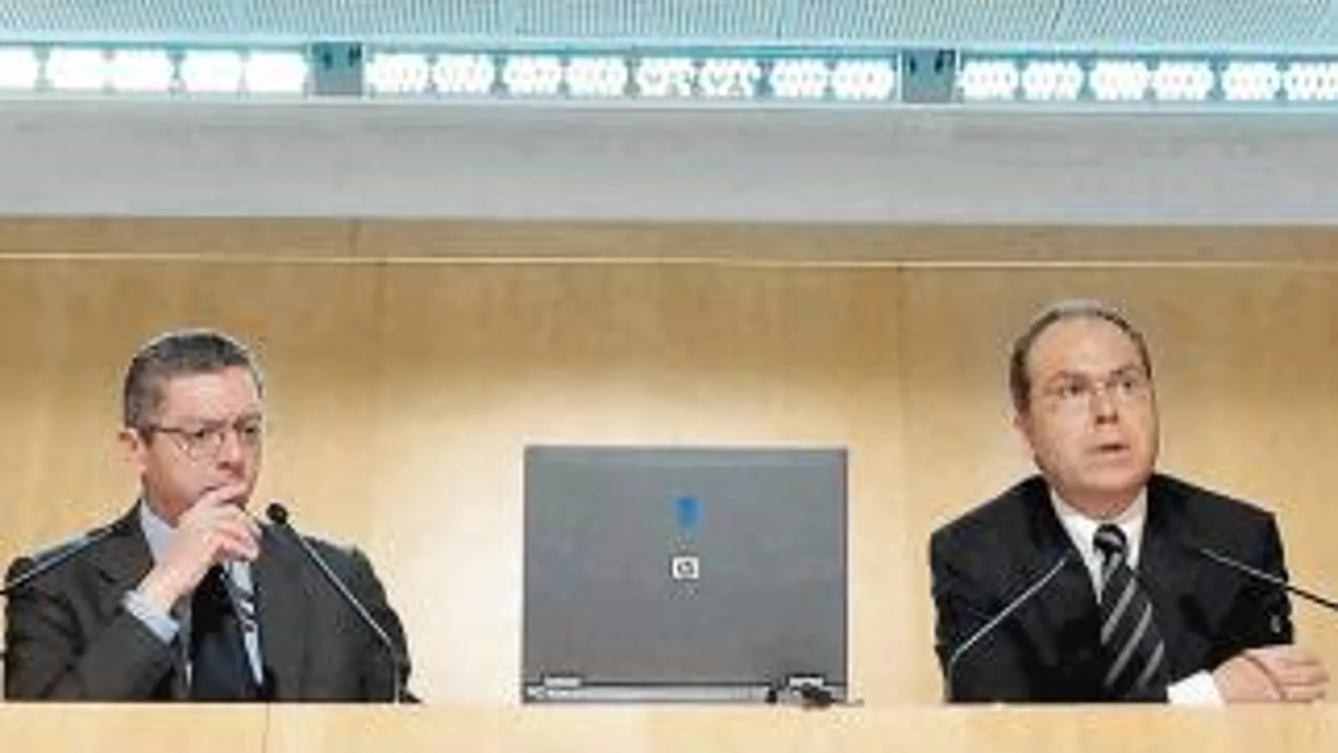 Alberto Ruiz-Gallardón y Juan Bravo tras la Junta de Gobierno de ayer