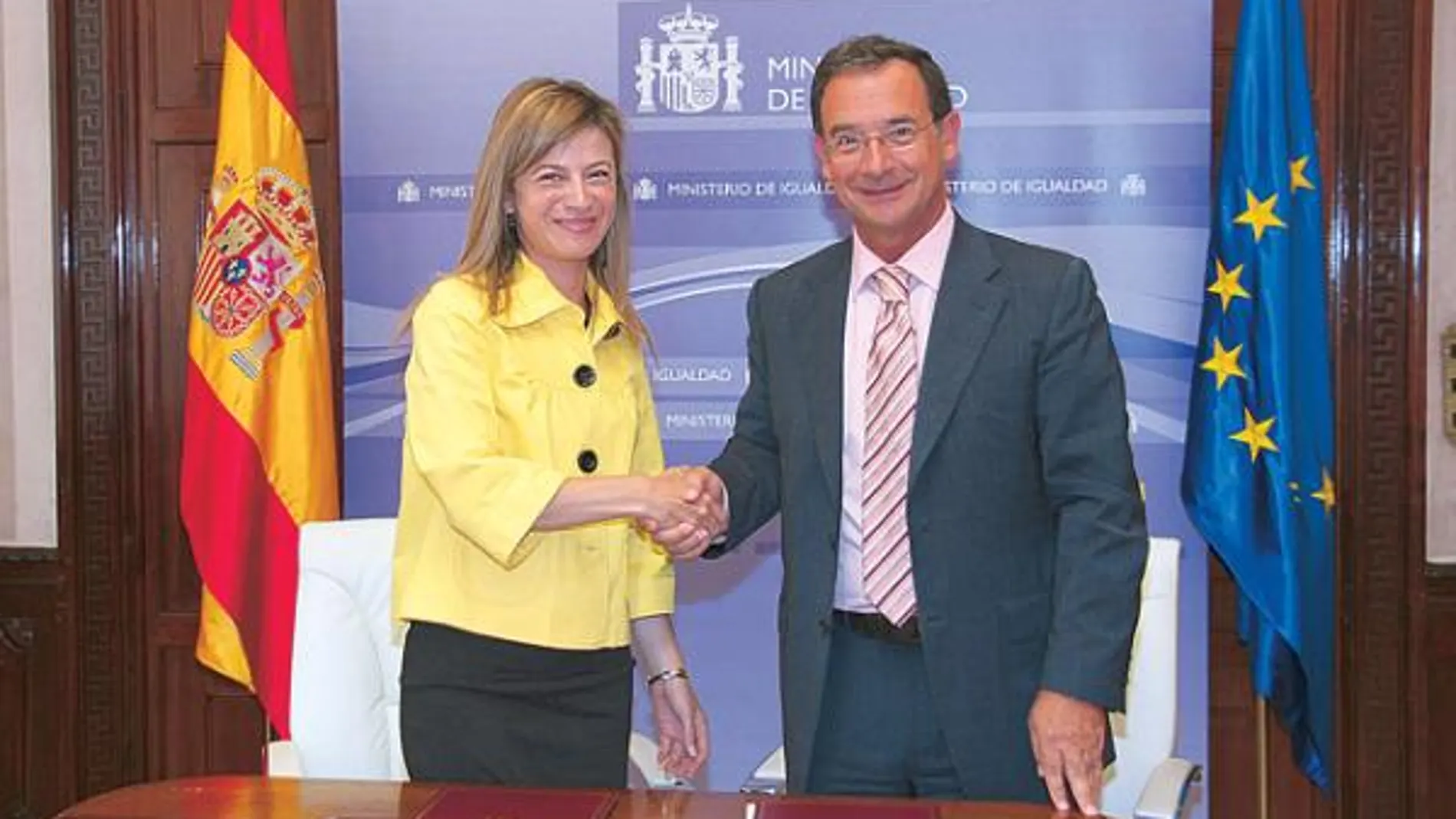 La Ministra de Igualdad, Bibiana Aído, junto al consejero de Política Social, Joaquín Bascuñana