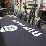 TIENDA PARA TERRORISTAS. Todo tipo de armas e indumentaria se ofrece en unas instalaciones «de lujo» en una ciudad destrozada