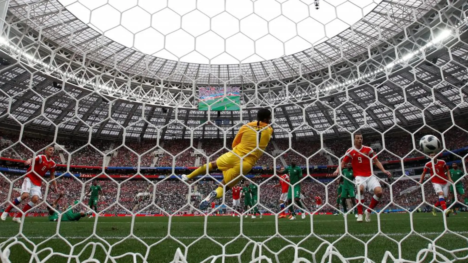 Imagen del primer gol de Rusia en el Mundial 2018. REUTERS/Christian Hartmann