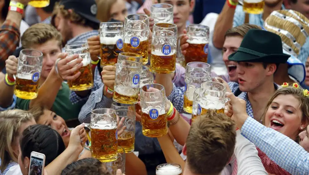 Múnich celebra la fiesta de la cerveza más multitudinaria e internacional del mundo.