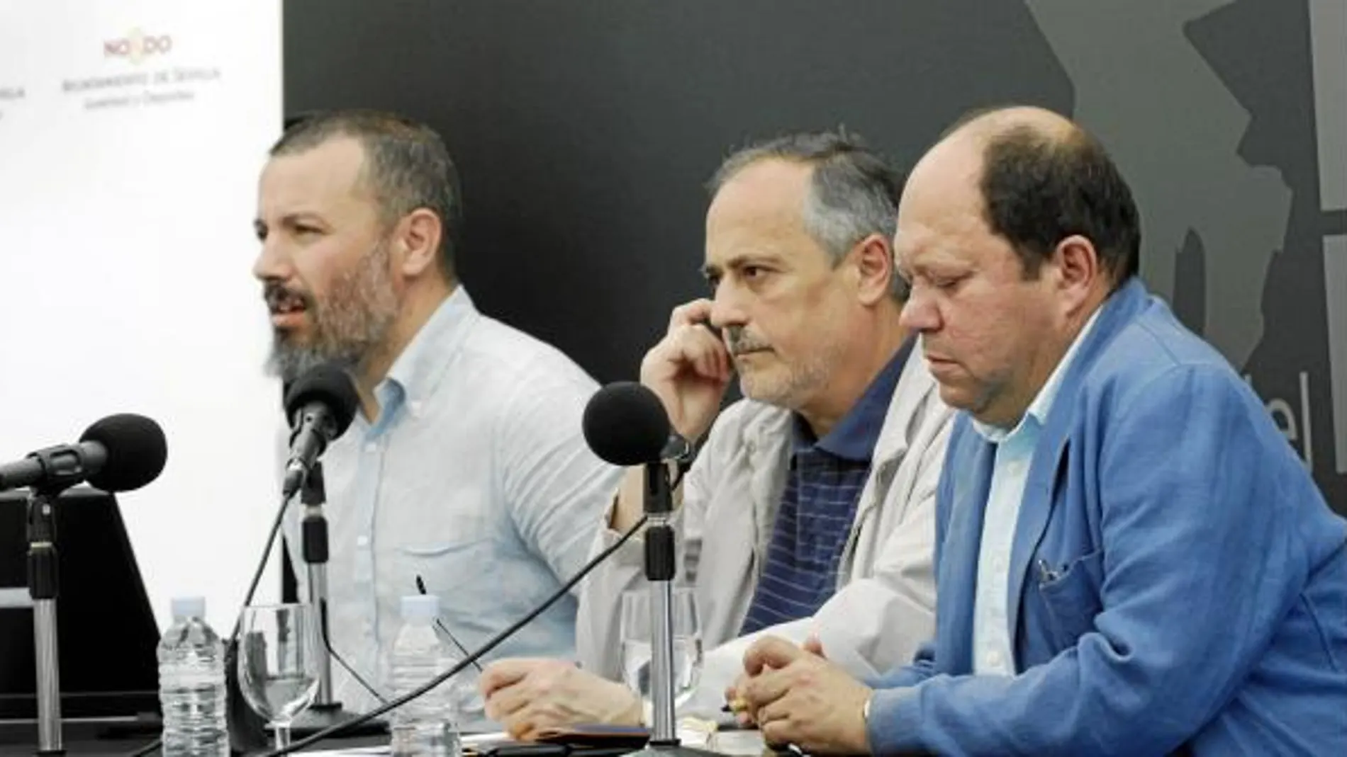 El delegado de Juventud, José Manuel García (en el centro), ayer en la presentación de la conferencia «Juicios y sentencias a Miguel Hernández»