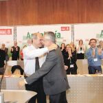 Chaves y Griñán se abrazan tras ratificar el Comité Director del PSOE-A la candidatura del consejero de Economía como nuevo presidente