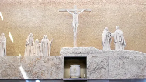 Retablo del templo levantado en honor al santo de lo cotidiano en la capital burgalesa