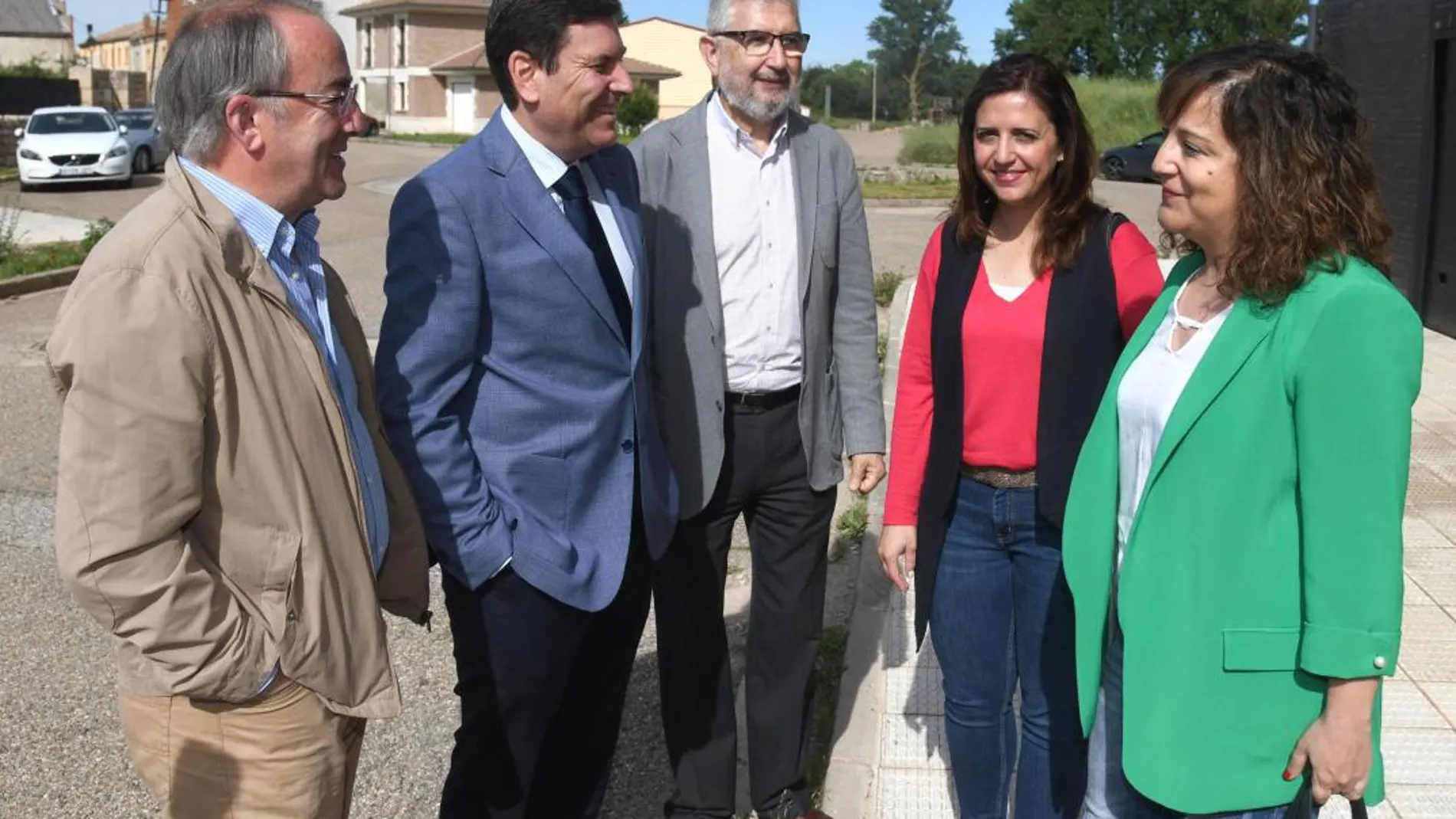 El consejero Fernández Carriedo conversa con la eurodiputada del PSOE Iratxe García, el secretario territorial de la Junta en Burgos, Lorenzo Saldaña (C), la diputada nacional Esther Peña, y el alcalde de Villadiego, Ángel Carretón