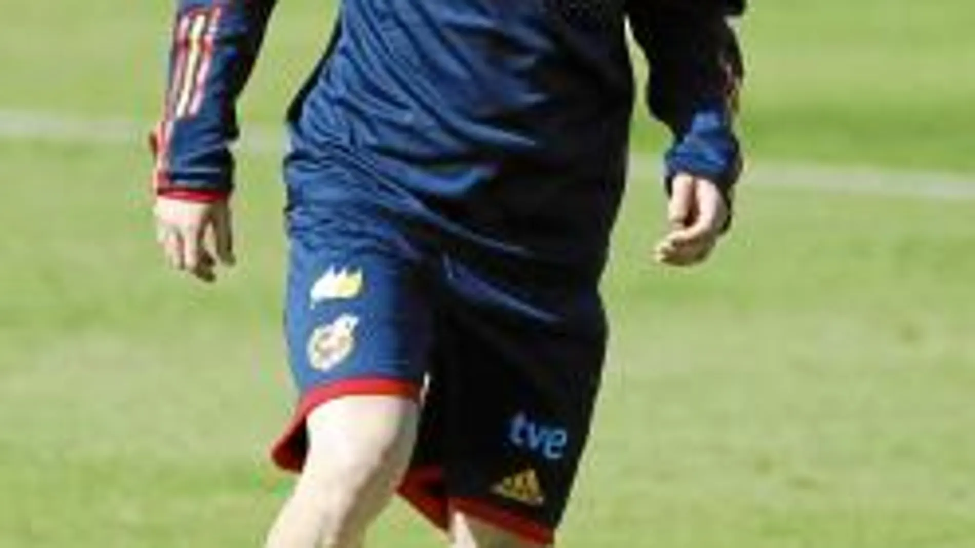 Andrés Iniesta juguetea con tres balones durante el entrenamiento de ayer de la selección. El barcelonista, poco a poco, va entrenándose