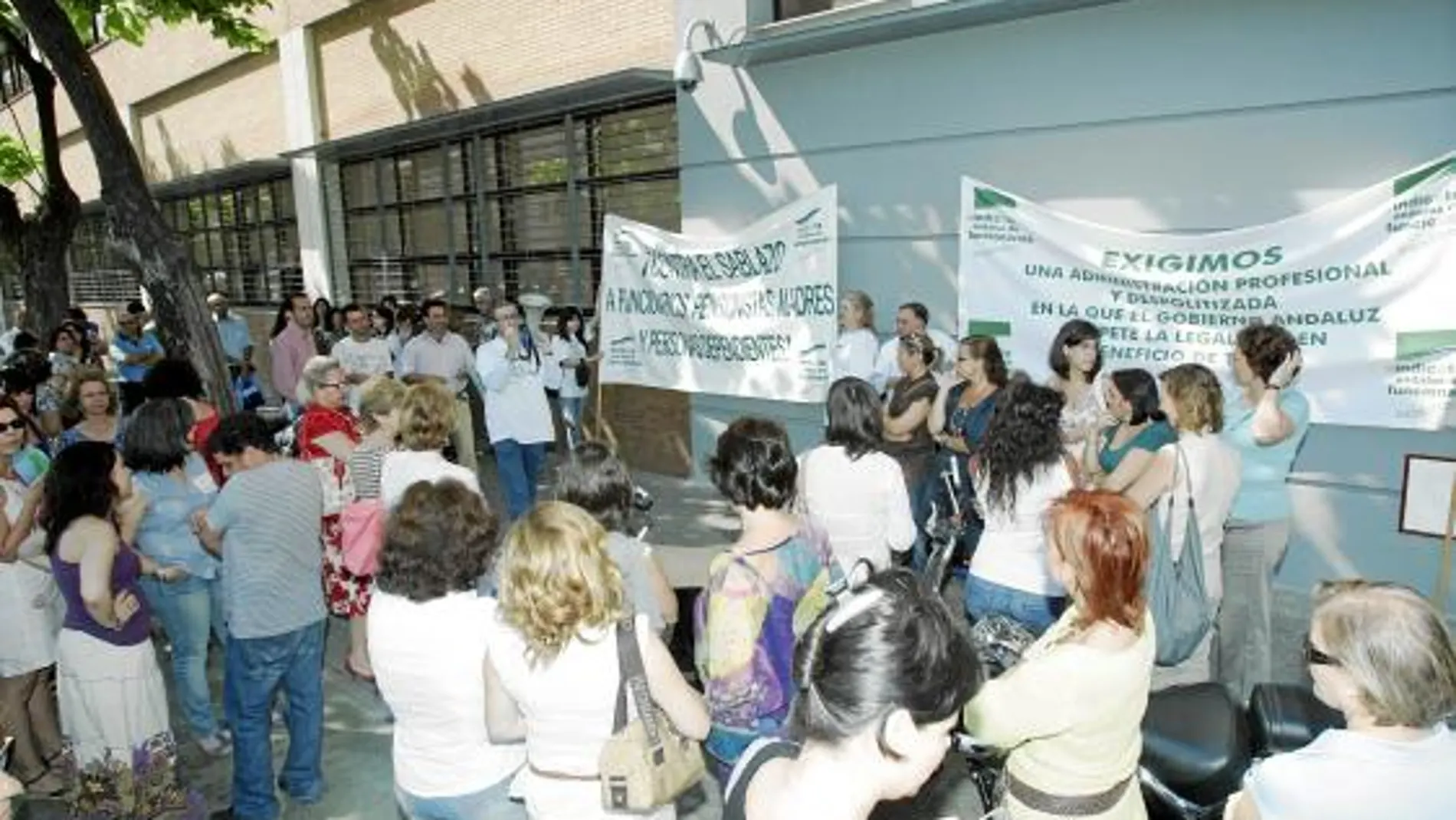 Funcionarios convocados por el sindicato Safja protestan contra el «sablazo» impuesto por la Junta