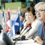 El consejero de Sanidad de Castilla y León, Javier Álvarez Guisasola, junto a la consejera de Salud de la Xunta de Galicia, Pilar Farjas, durante su participación en el Congreso del Comité de las Regiones, en Bruselas
