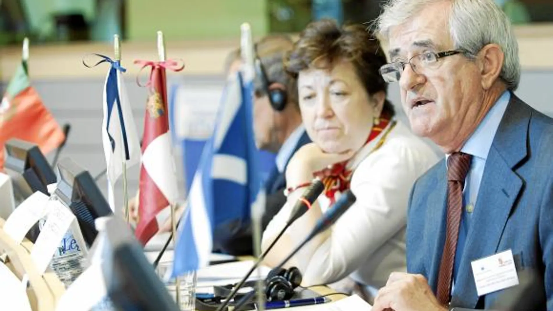 El consejero de Sanidad de Castilla y León, Javier Álvarez Guisasola, junto a la consejera de Salud de la Xunta de Galicia, Pilar Farjas, durante su participación en el Congreso del Comité de las Regiones, en Bruselas