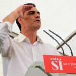El secretario general del PSOE, Pedro Sánchez, durante el acto de cierre de campaña celebrado hoy en el barrio madrileño de Villaverde