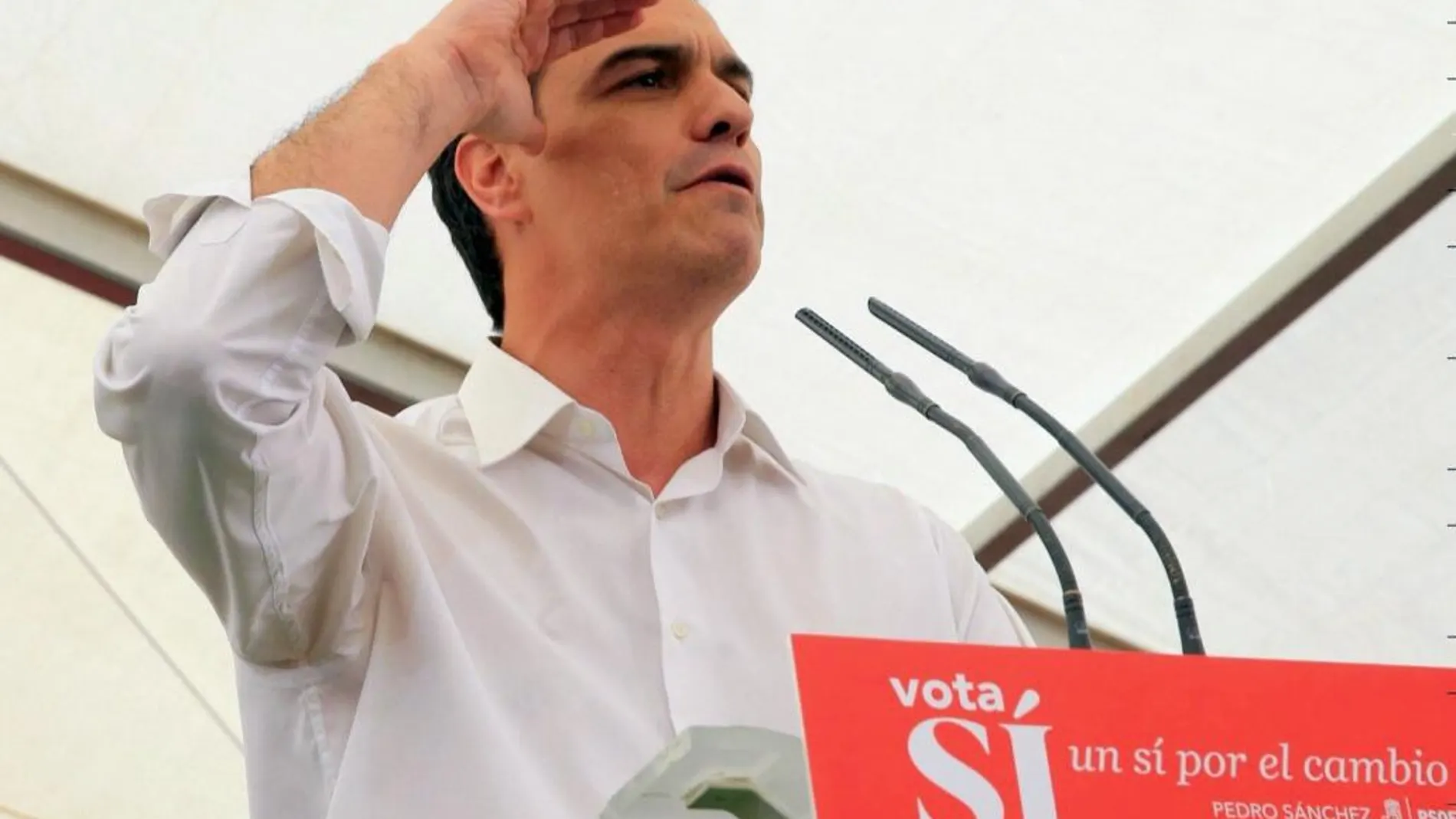 El secretario general del PSOE, Pedro Sánchez, durante el acto de cierre de campaña celebrado hoy en el barrio madrileño de Villaverde