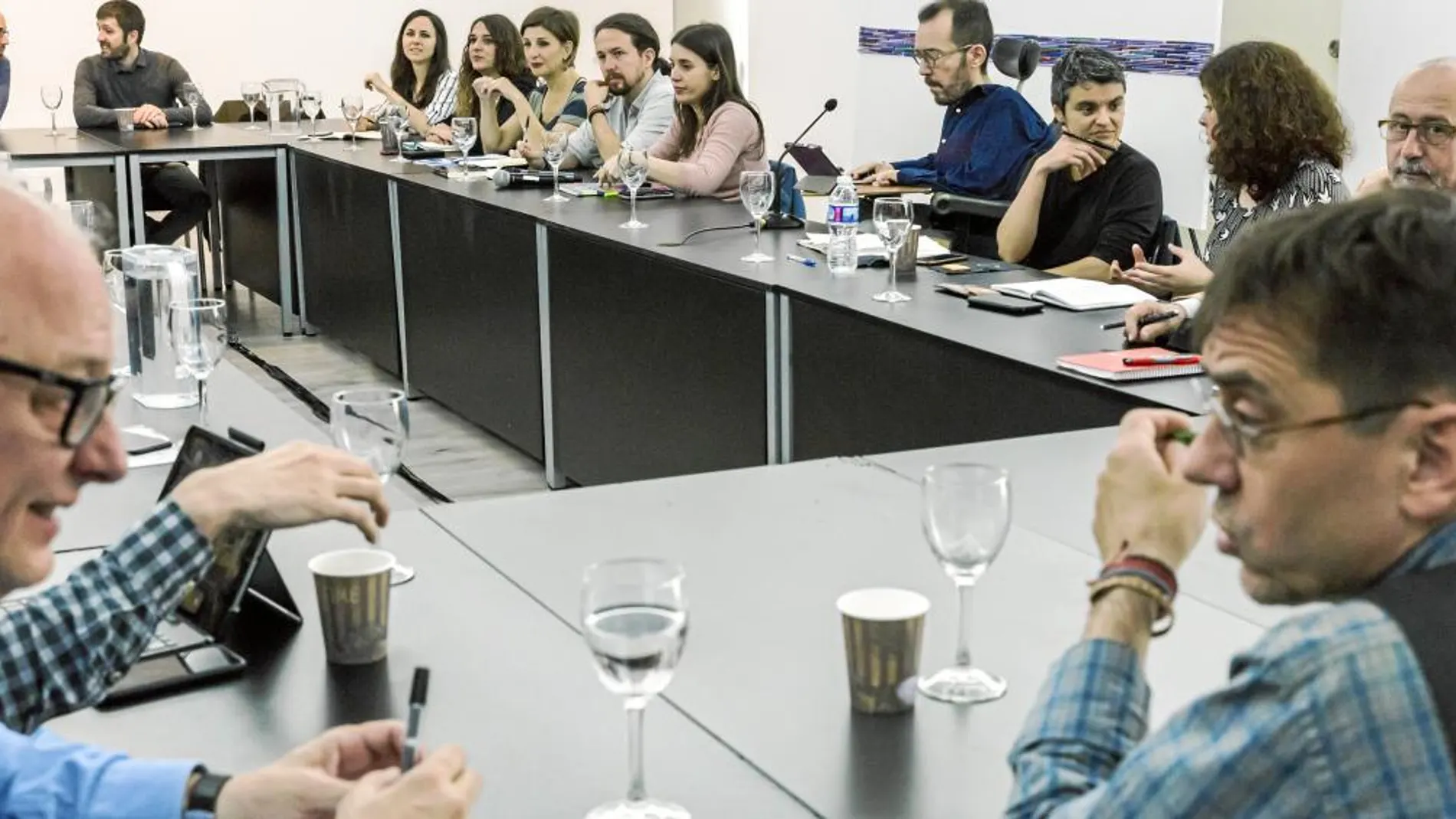 El «ejecutivo en la sombra» de Sánchez contó ayer con miembros de Podemos como Monedero, Montero, Echenique y dirigentes de las confluencias. Foto: Alberto R. Roldán