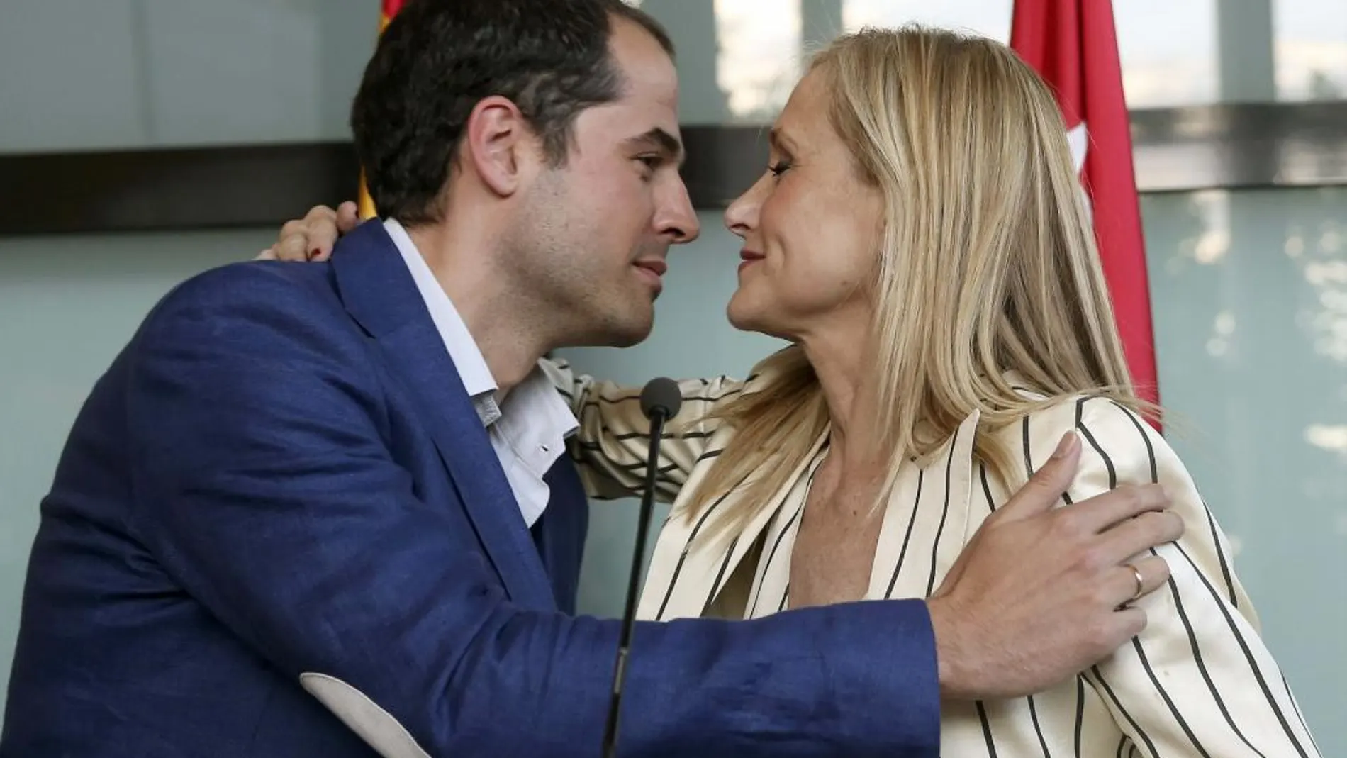 El portavoz de Ciudadanos, Ignacio Aguado (i) y la candidata del PP a la presidencia de la Comunidad de Madrid, Cristina Cifuentes (d), tras la reunión que mantuvieron ayer.