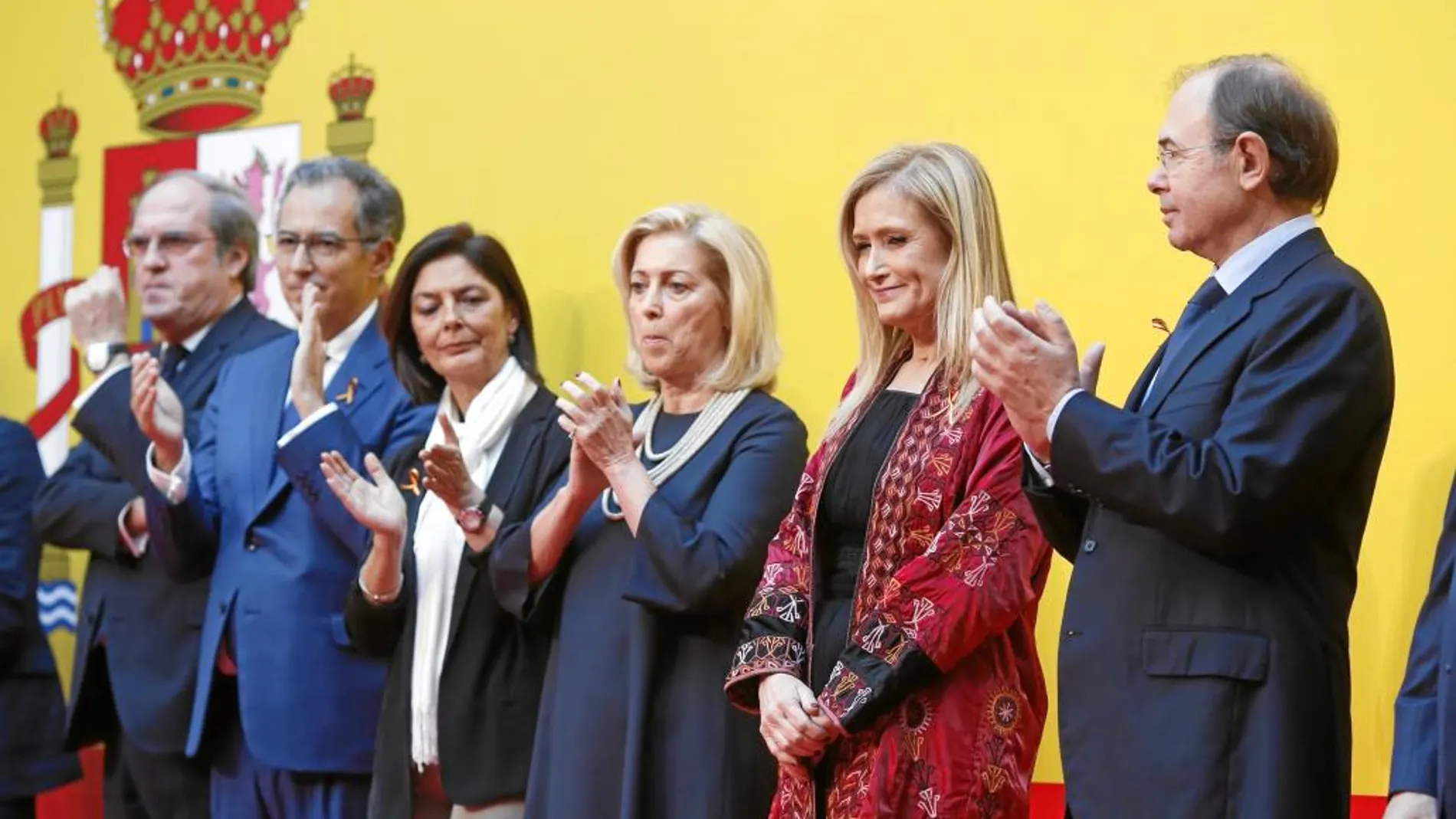 Una gigantesca enseña nacional presidió por primera vez el acto por el Día de la Constitución en la Real Casa de Correos