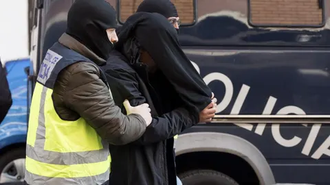 El marroquí de 41 años acusado de tener un "papel clave"en la captación y adoctrinamiento de jóvenes para luchar con Dáesh, es detenido por miembros de la Policía Nacional.