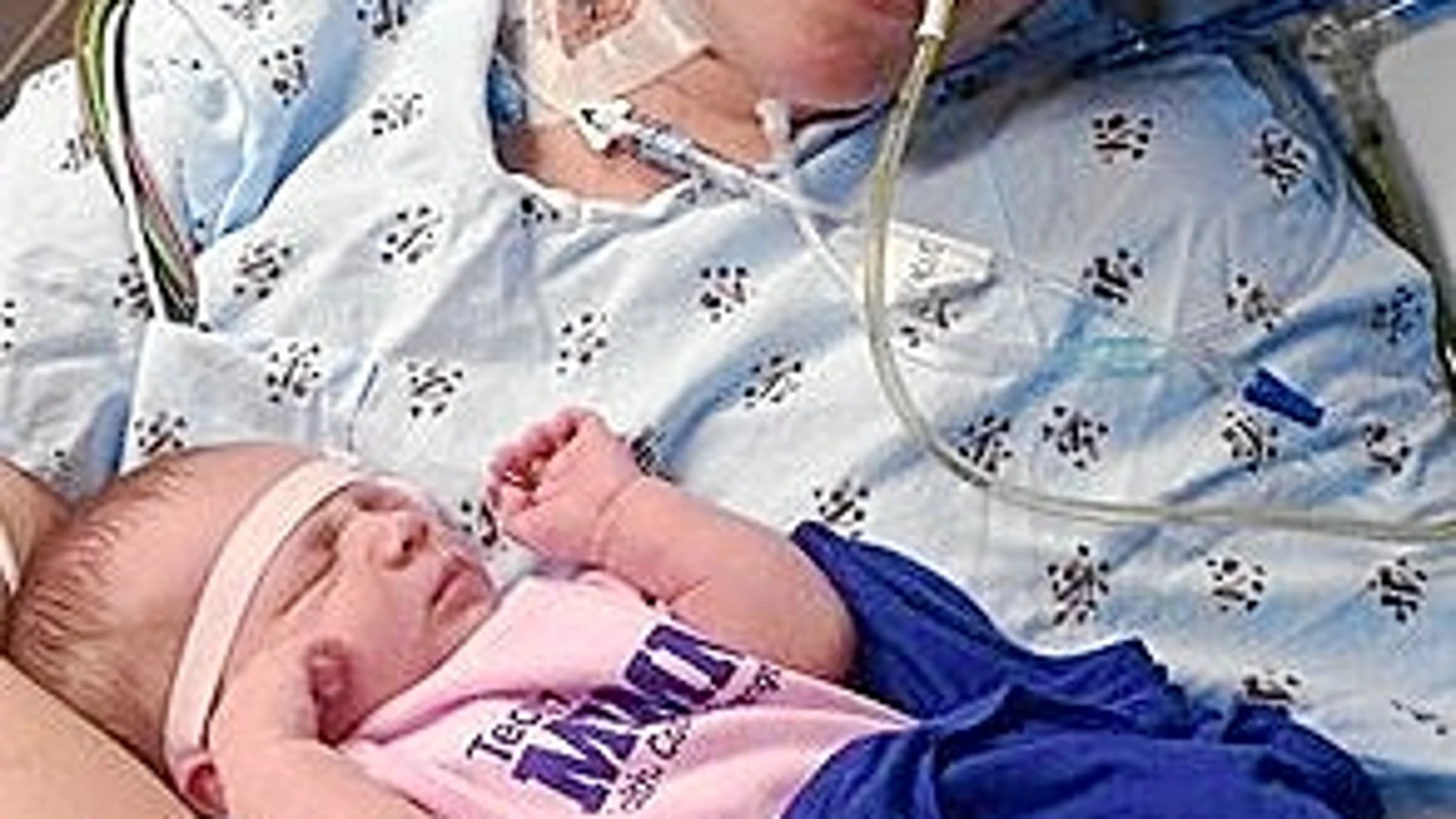 Shelly y su hija recién nacida. La estadounidense que despertó del coma gracias al contacto y el llanto de su bebé.