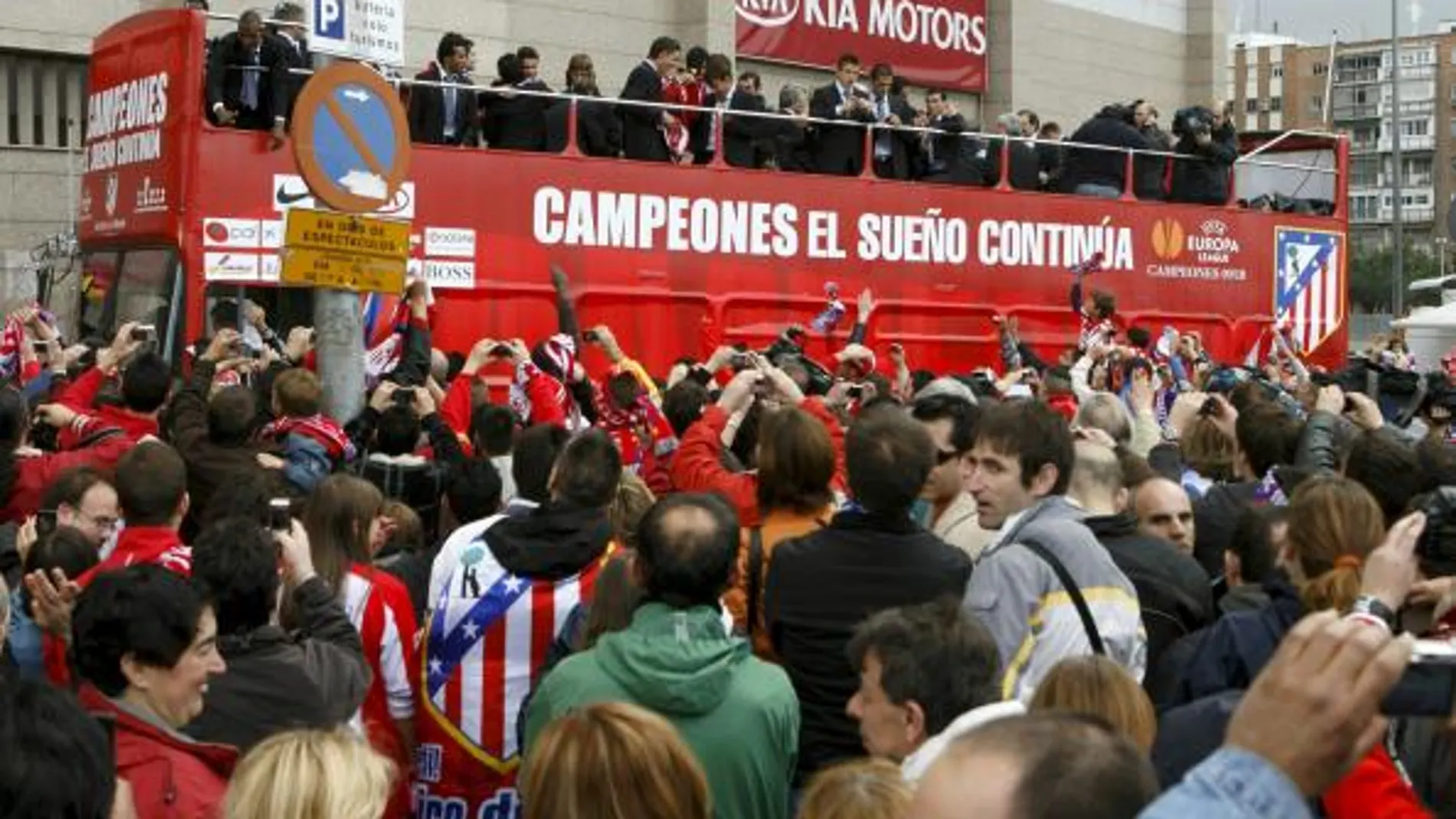 .- Los jugadores del Atlético de Madrid, subidos a un autobús descubierto, son vitoreados por la afición junto al estadio Vicente Calderón