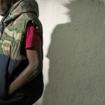 Amid, guineano de 22 años, lleva desde 2013 dando tumbos por el mundo huyendo de la guerra, las mafias y la explotación