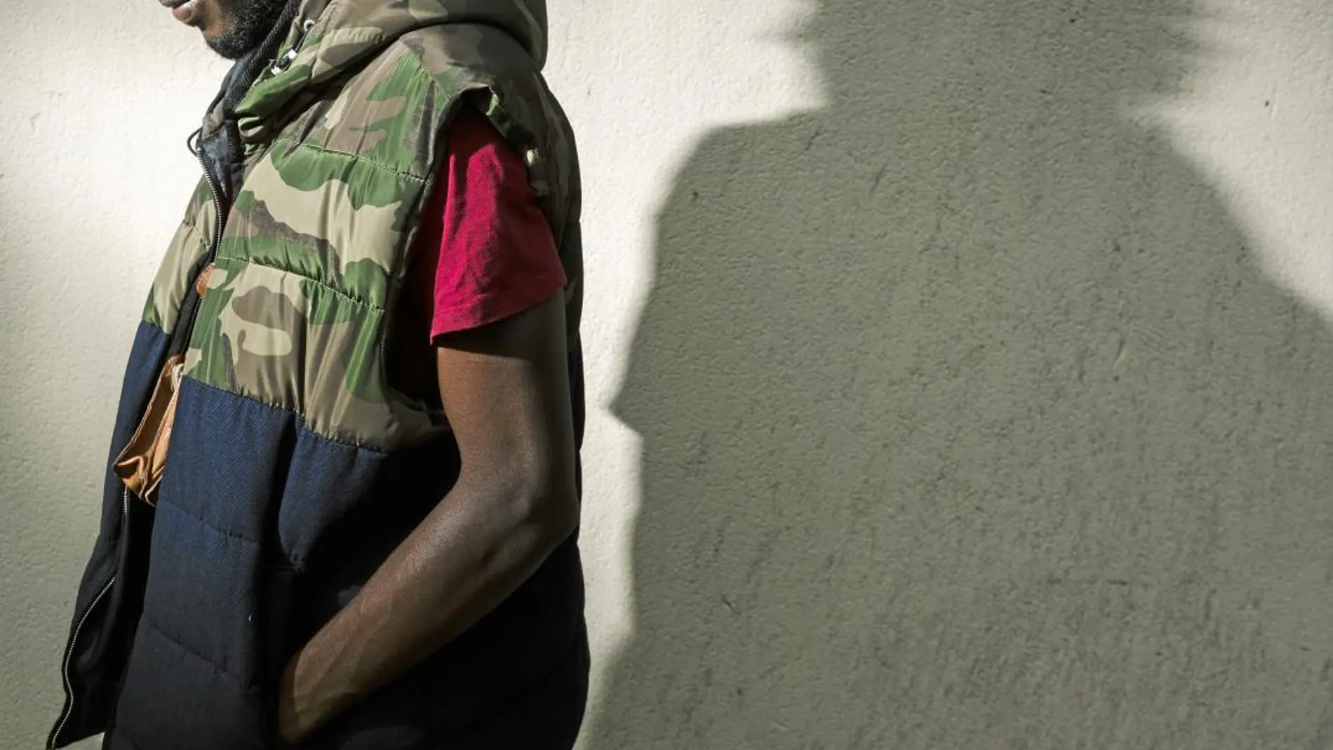 Amid, guineano de 22 años, lleva desde 2013 dando tumbos por el mundo huyendo de la guerra, las mafias y la explotación