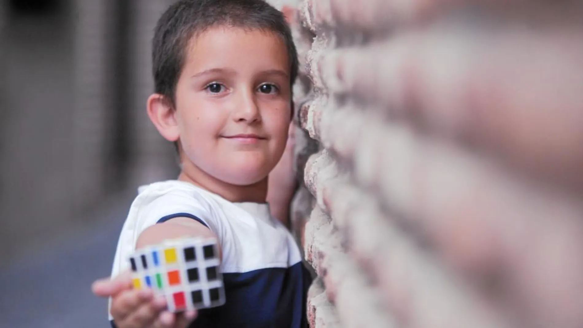 Las matemáticas son para Juan Alberto un «juguete» más, como la Play o los karts