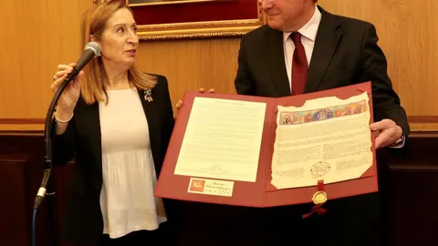 Ana Pastor una réplica de los Decreta