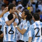 Argentina vuela y pone un pie en octavos