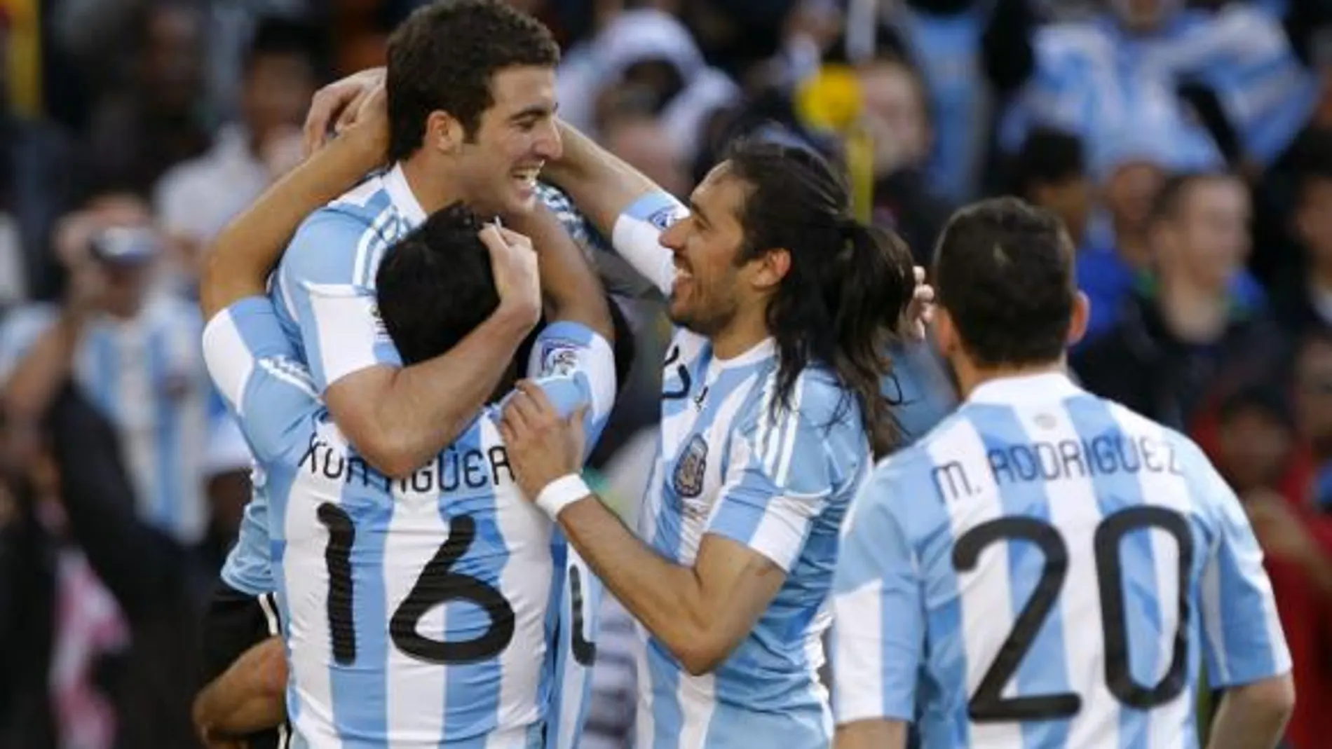 Argentina vuela y pone un pie en octavos