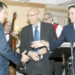 El subdirector de LA RAZÓN, José Antonio Álvarez Gundín (en el centro), durante la entrega de premios