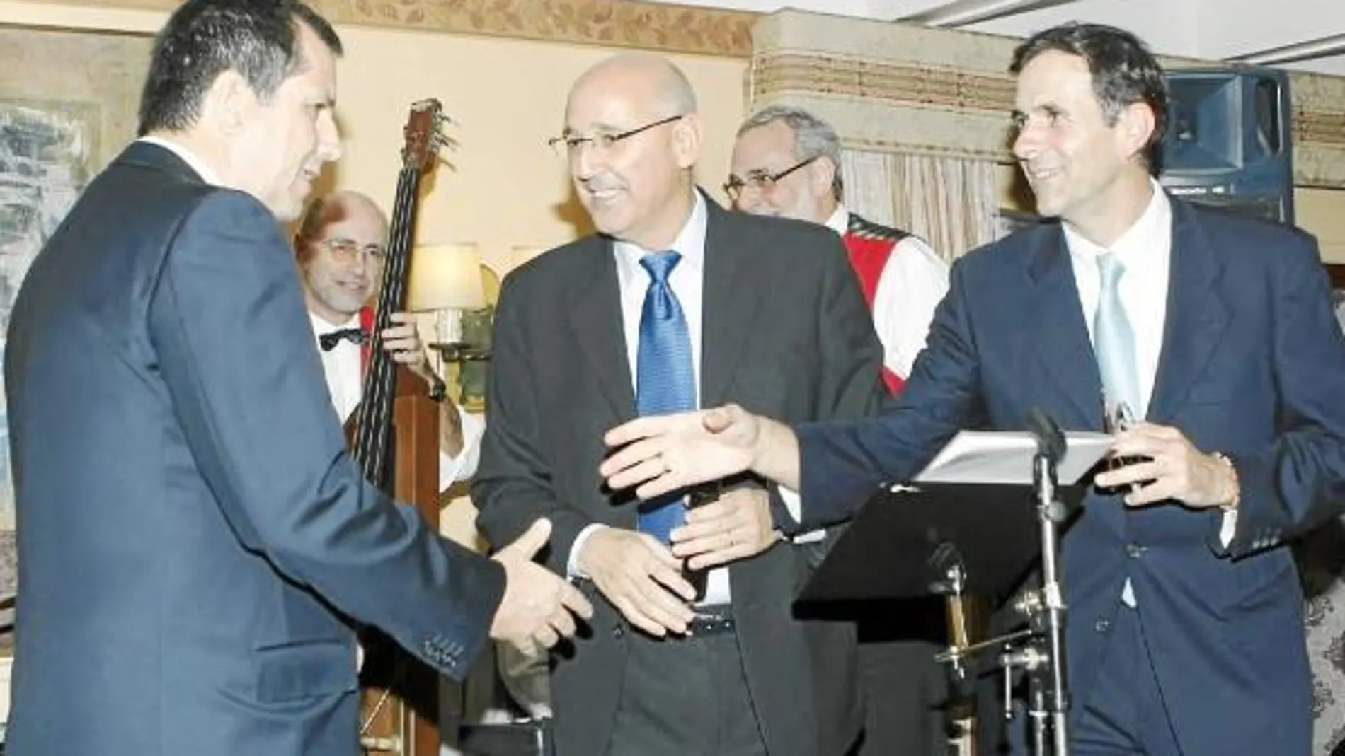 El subdirector de LA RAZÓN, José Antonio Álvarez Gundín (en el centro), durante la entrega de premios