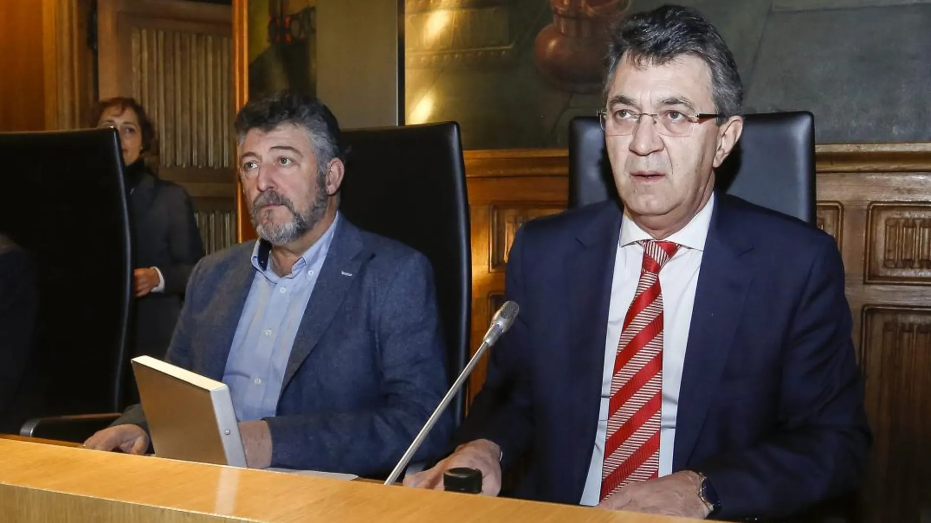 El presidente de la Diputación de León, Juan Martínez Majo, durante el pleno extraordinario en el que se aprobó el Plan de Cooperación Municipal
