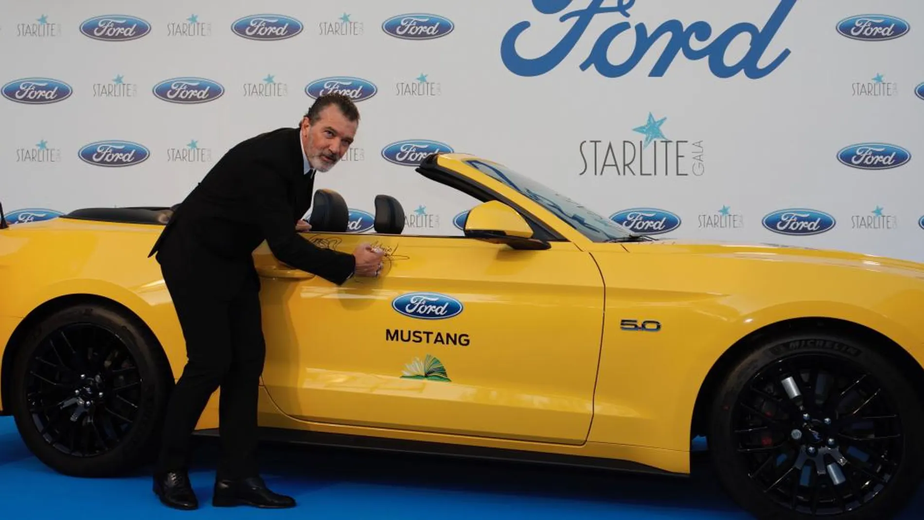 Antonio Banderas, que ayer cumplió 58 años, estampó su firma en el Ford Mustang donado para Starlite. Foto: Enrqiue Brooking