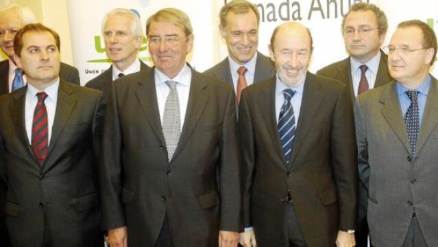 De izquierda a derecha, José Manuel Vargas, Giuseppe Tringali, Alejandro Echevarría, Silvio González, Alfredo Pérez Rubalcaba, Manuel Polanco y Maurizio Carlotti