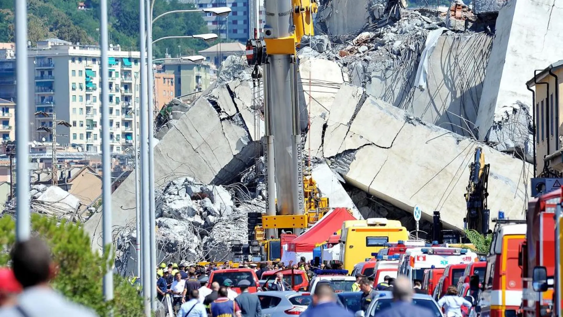 Los servicios de Emergencia trabajan en el puente Morandi