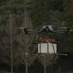 Uno de los drones en pruebas transportando loa refrescos al campo de golf