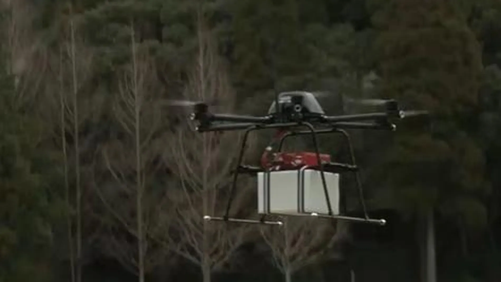 Uno de los drones en pruebas transportando loa refrescos al campo de golf