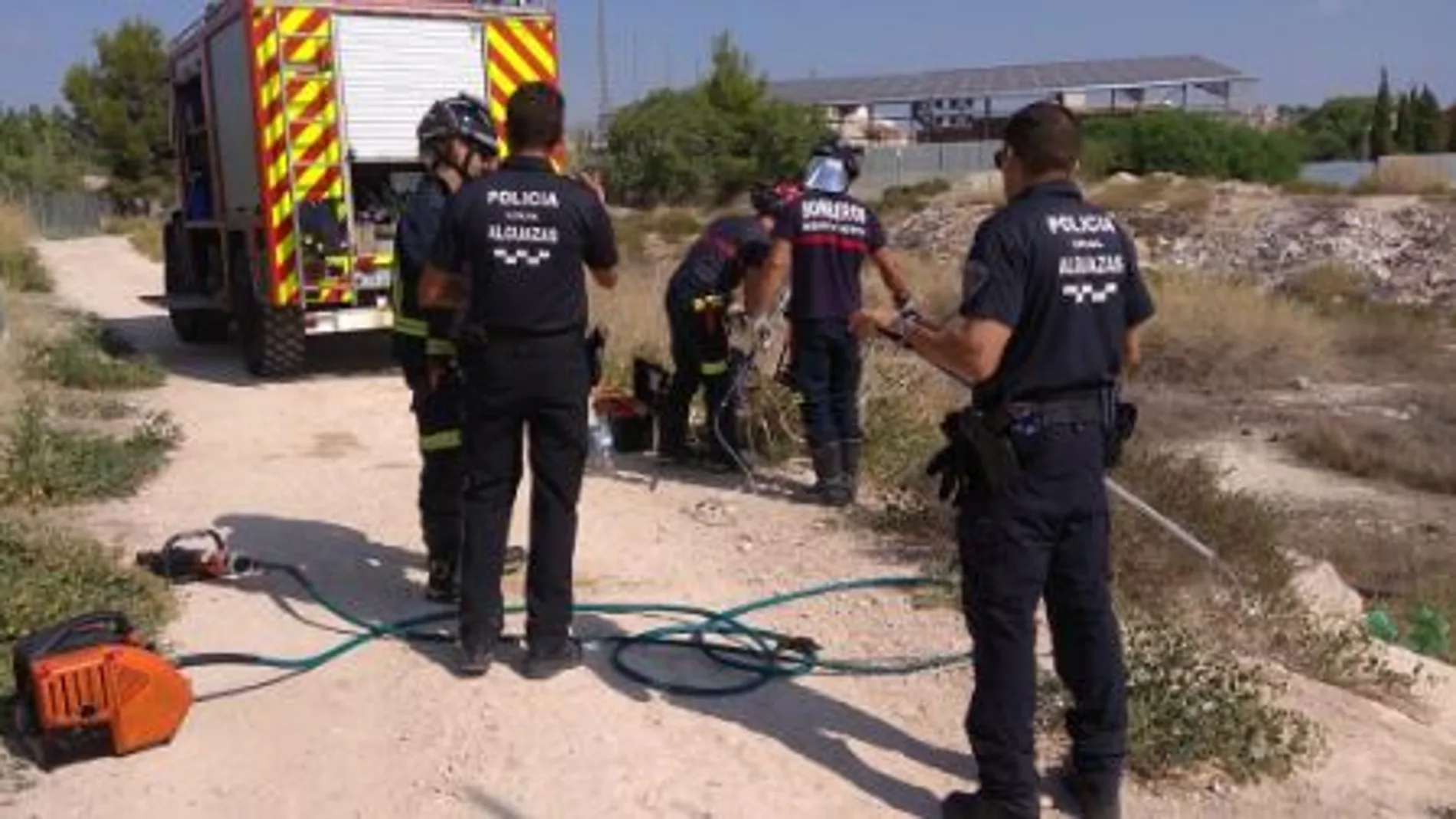 La Policía Local de Alguazas llamó a Emergencias solicitando la ayuda de los bomberos para rescatar unos cachorros que fueron arrojados por un tubo de mucha profundidad. (Twitter)